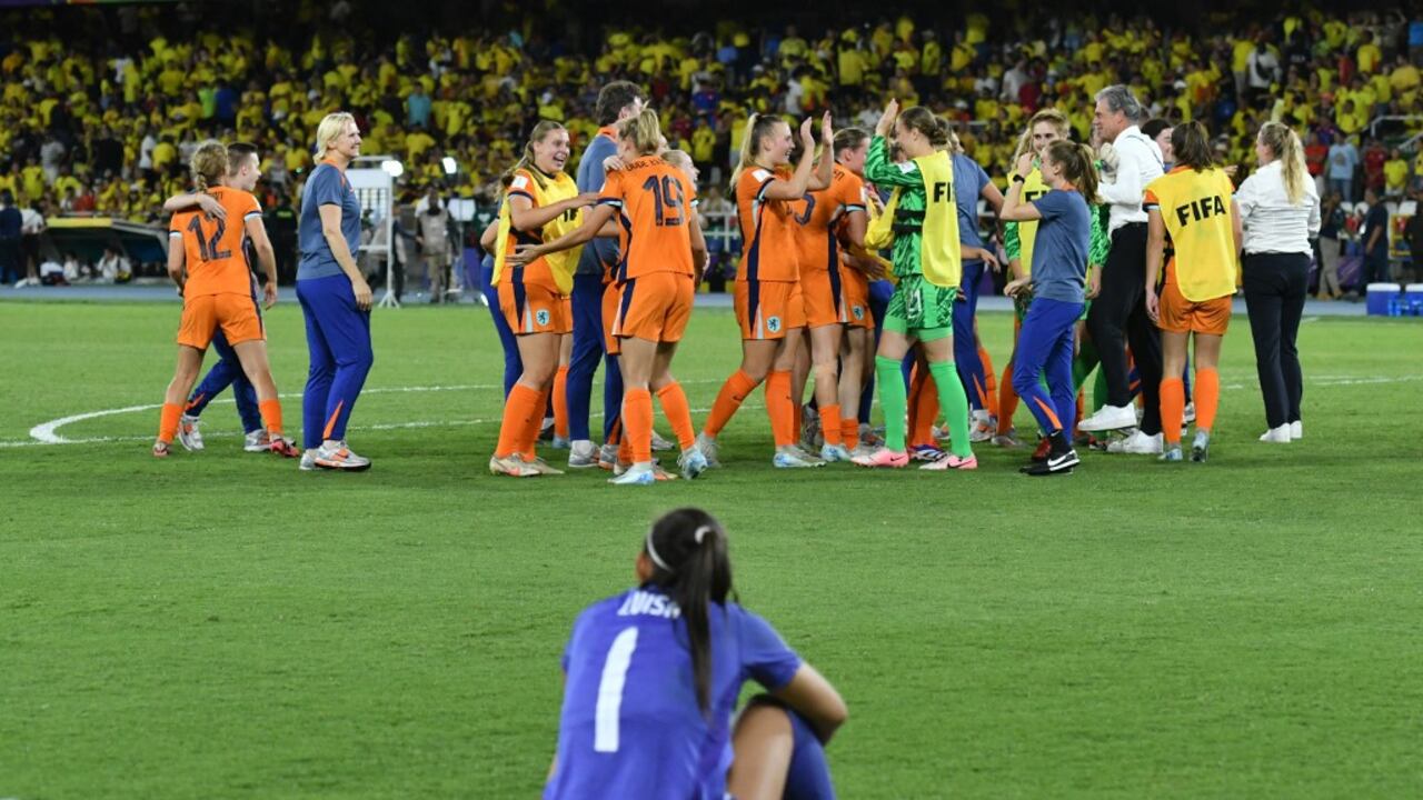 Las jugadoras de Holanda celebran tras ganar la tanda de penaltis durante el partido de cuartos de final de la Copa Mundial Femenina Sub-20 de la FIFA 2024 entre Holanda y Colombia en el estadio Pascual Guerrero en Cali, Colombia, el 15 de septiembre de 2024. (Foto de Nelson Ríos / AFP)