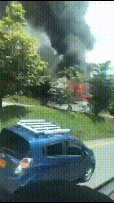 Un bus se prendió en llamas en cercanías al peaje Albarracín, ubicado en el municipio de Villapinzón, Cundinamarca.