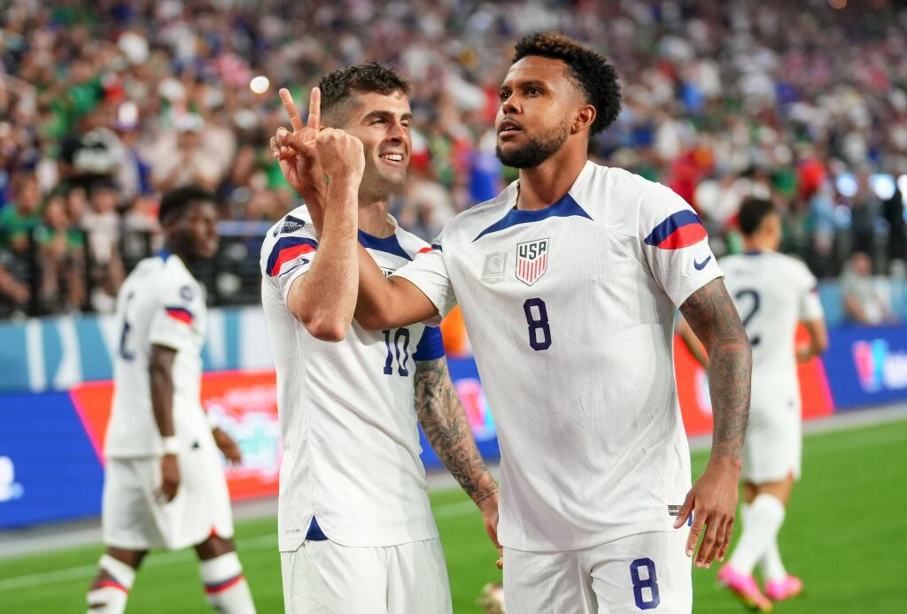Weston McKennie y Christian Pulisic celebrando.