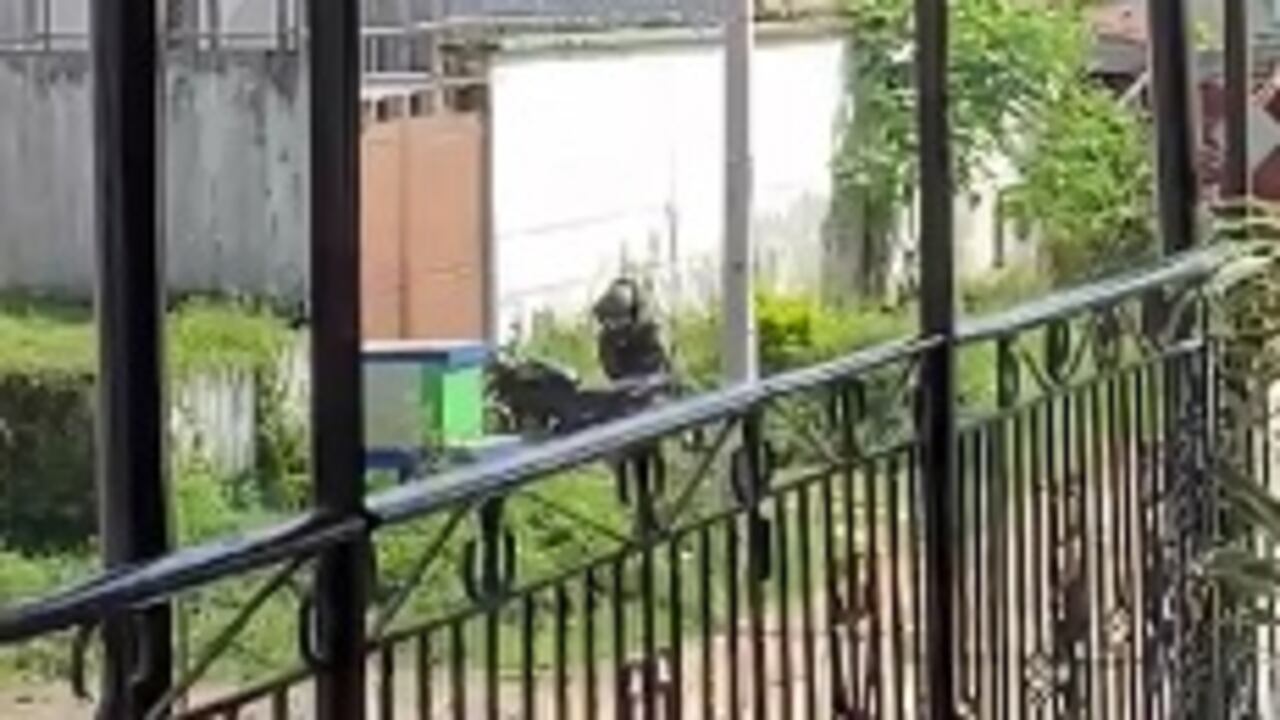 La moto bomba detonó cuando intentaban desactivarla.