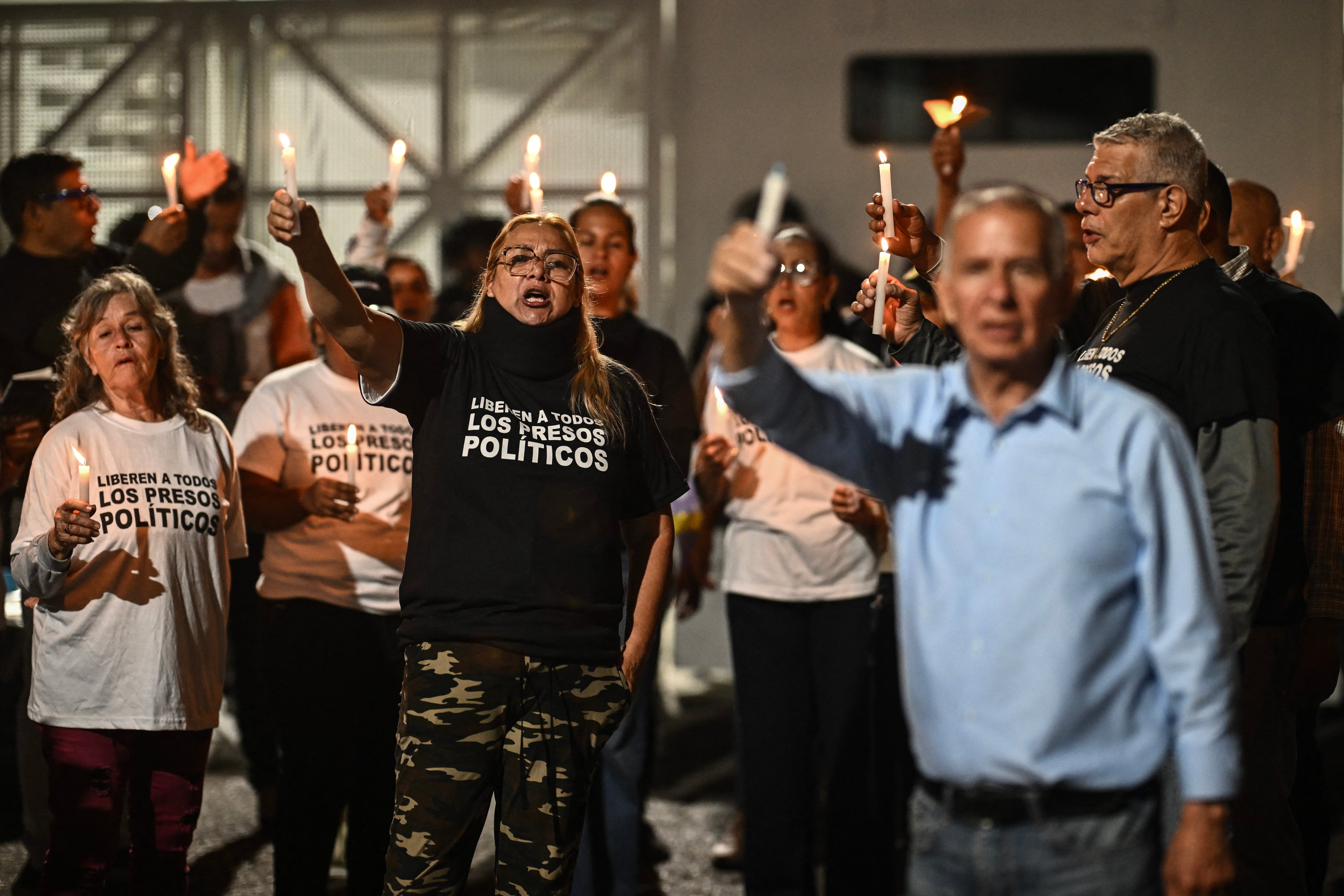 Los familiares de los presos políticos en Venezuela realizan vigilias desde hace más de trece días a las afueras de diversos penales para exigir información y su pronta liberación, tras la captura de Nicolás Maduro.