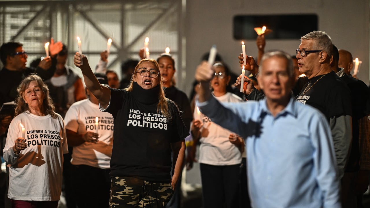 Familiares de presos políticos en Venezuela realizan vigilias desde hace más de trece días a las afueras de diversos penales.