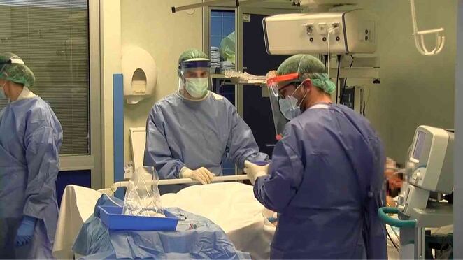 Joven con pulmones destrozados por covid-19 se salva con trasplante.