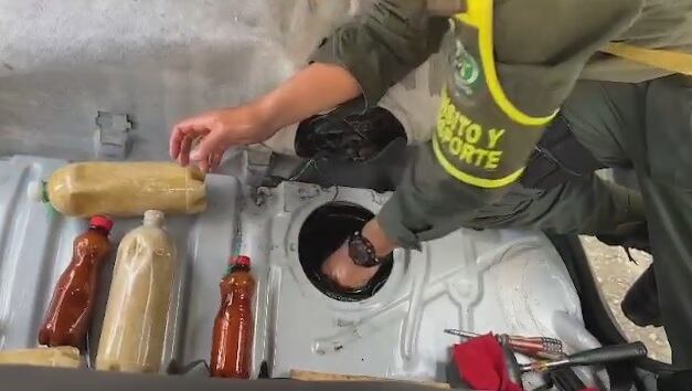 La pasta de coca estaba dentro del tanque de gasolina del carro.