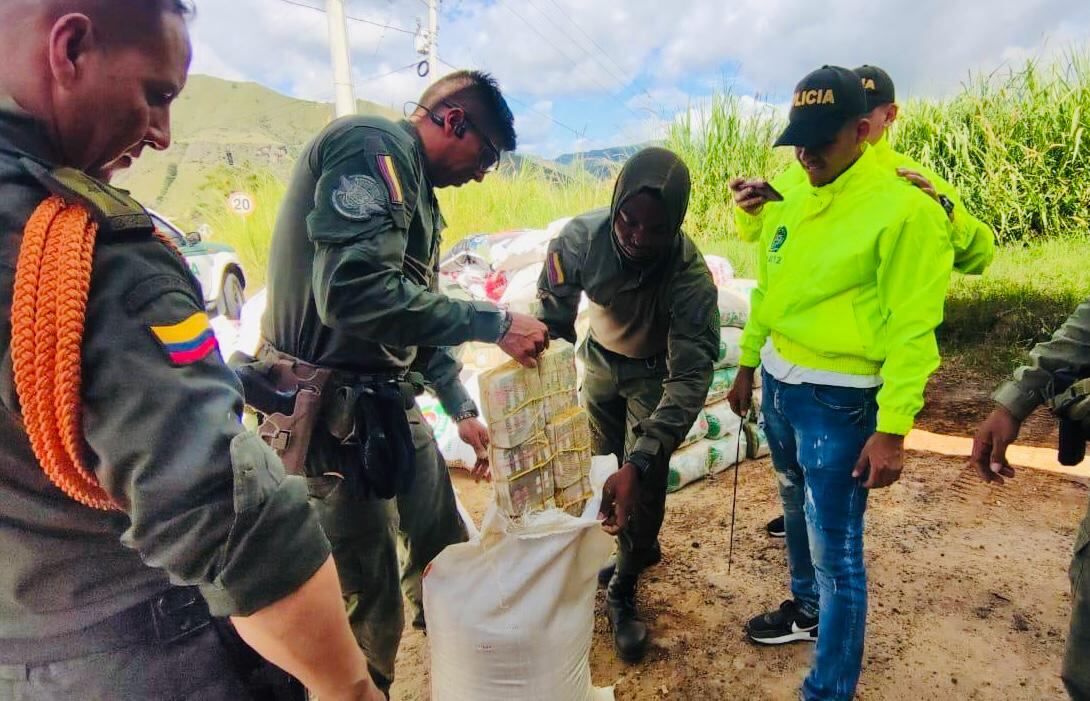 Policías encuentran $3.000 de la mafia escondidos dentro de comida para perros.