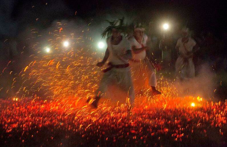 10 de junio -  Sacerdotes hindúes de la India Rabha caminan descalzos sobre el carbón de leña como parte de los rituales durante el festival Baikho. Cada año, la comunidad del estado de Assam, en el noreste de la India, celebra el festival, para complacer a una deidad de la riqueza y pedir buenas lluvias y una buena cosecha. FOTO: Anupam Nath / AP