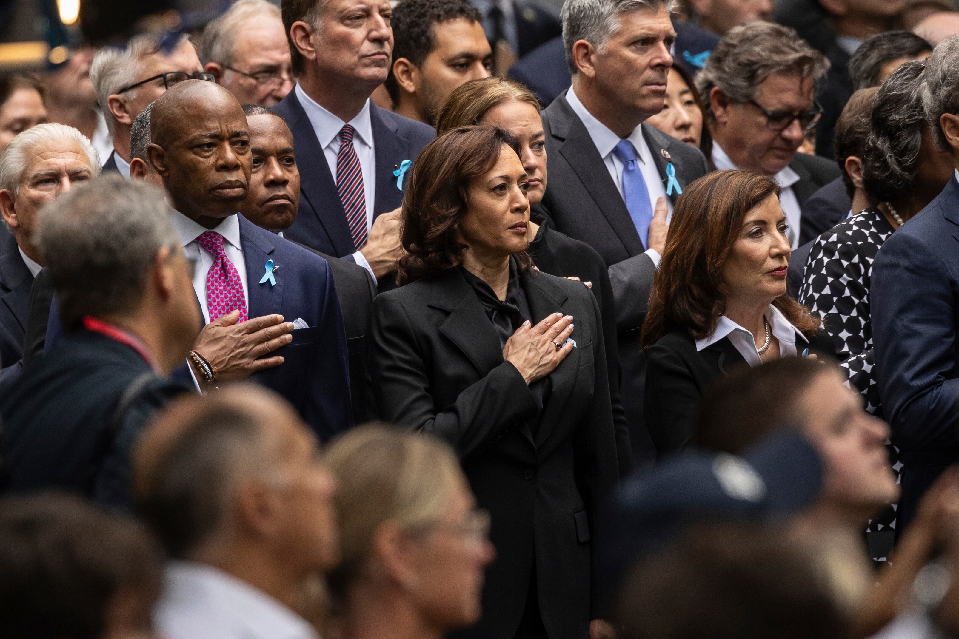 La gobernadora de Nueva York, Kathy Hochul, la vicepresidenta Kamala Harris y el alcalde de la ciudad de Nueva York, Eric Adams, asisten a la ceremonia de conmemoración del 22º aniversario de los ataques terroristas del 11 de septiembre de 2001 el lunes 11 de septiembre de 2023 en Nueva York.