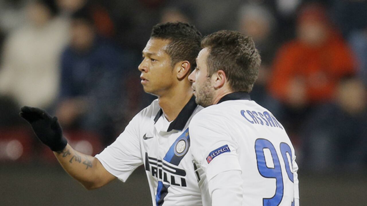 Guarín celebra su primera conquista de la tarde junto a Antonio Cassano.