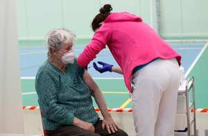 Casi el 50% de los estadounidenses mayores de 65 años ha recibido al menos la primera dosis de la vacuna contra coronavirus