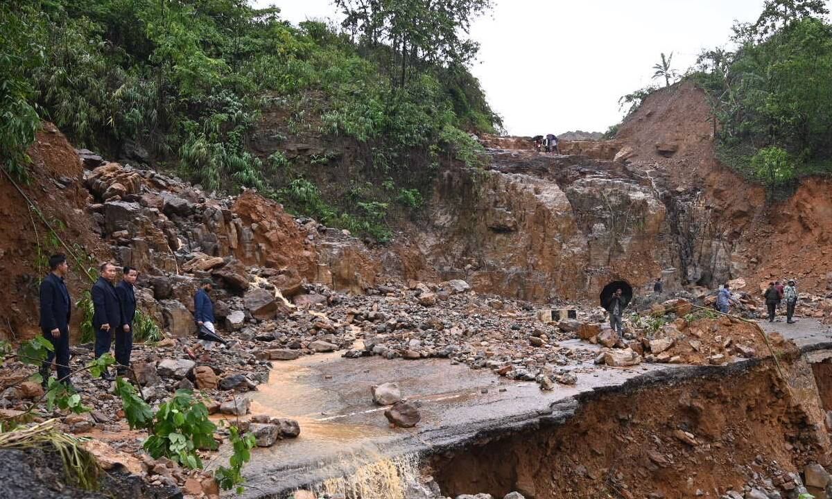 Más de 7.500 personas han debido evacuar sus casas por el temor a que el nivel de las inundaciones y los deslizamientos siga al alza, tras una semana de imparables lluvias.