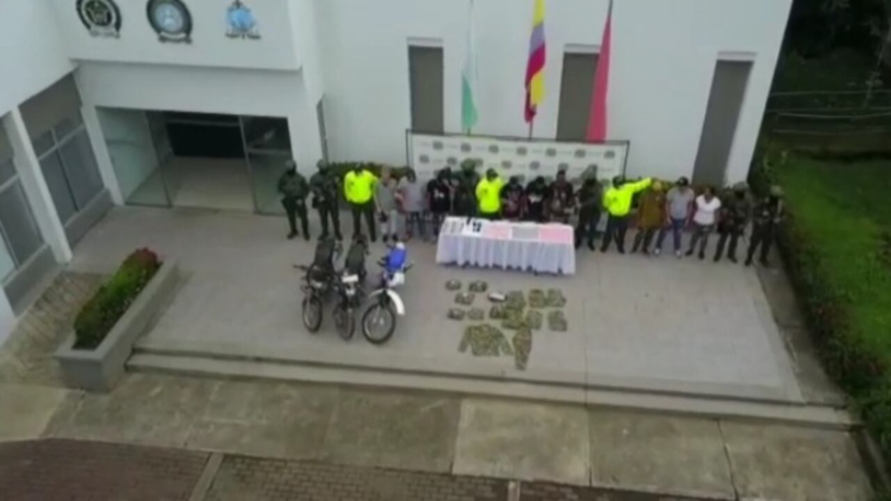 En un operativo desarrollado por SIJIN y la Fiscalía de Apartadó, hicieron un allanamiento en 7 viviendas ubicadas en diferentes sectores de los municipios de los municipios de Carepa y Chigorodó.