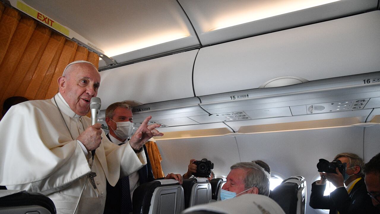 El Papa Francisco recalcó que el matrimonio es un sacramento y la Iglesia no tiene poder para cambiarlo, pero ha defendido las leyes civiles que apoyen a parejas homosexuales y a todos aquellos que quieran asociarse. (Photo by Tiziana FABI / POOL / AFP)