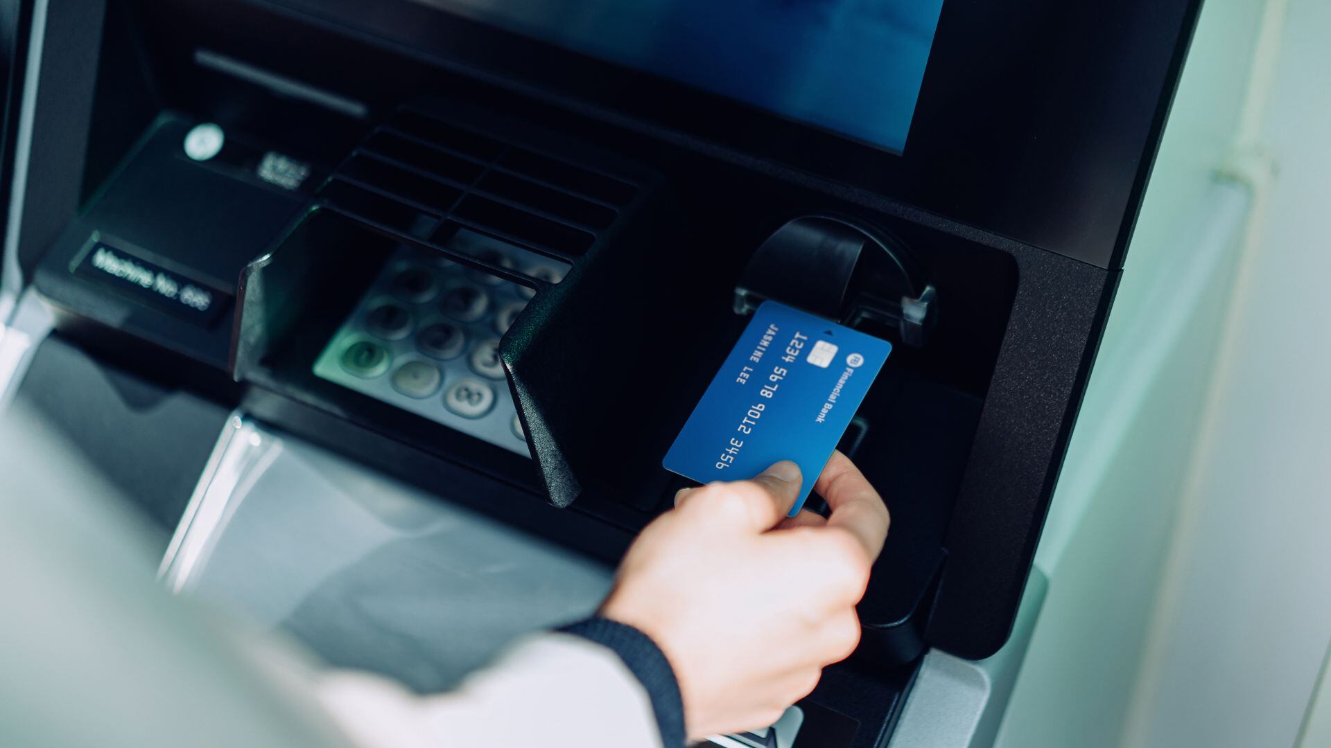 Los delincuentes intentan utilizar las tarjetas de inmediato en un cajero automático.