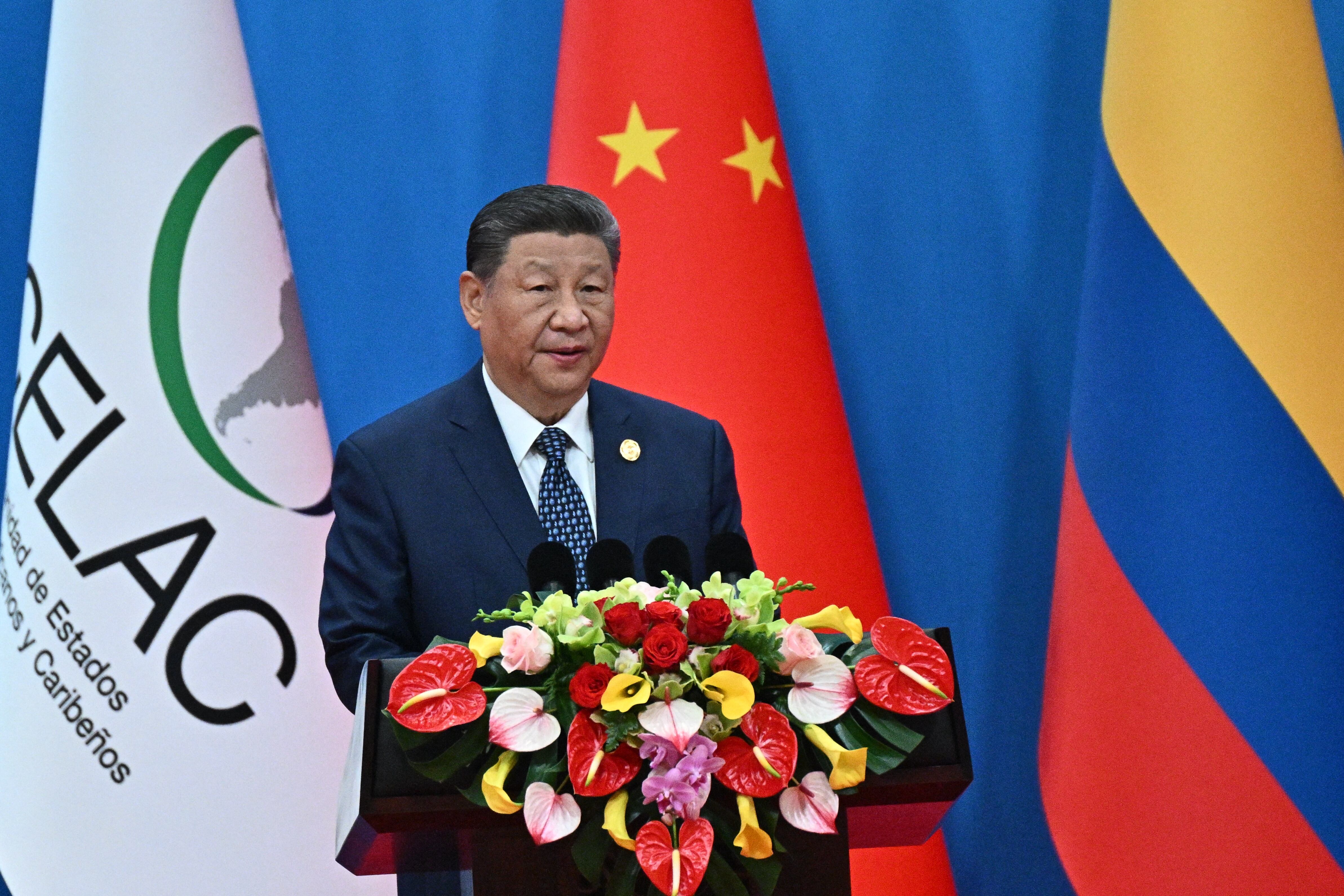 El presidente de China, Xi Jinping, habla durante la ceremonia inaugural de la Cuarta Reunión Ministerial del Foro de China y la Comunidad de Estados Latinoamericanos y Caribeños (CELAC), en Pekín, el 13 de mayo de 2025. (Foto: Pedro Pardo / AFP)
