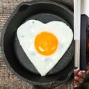 El huevo es uno de los alimentos que la gente teme meter al microondas.