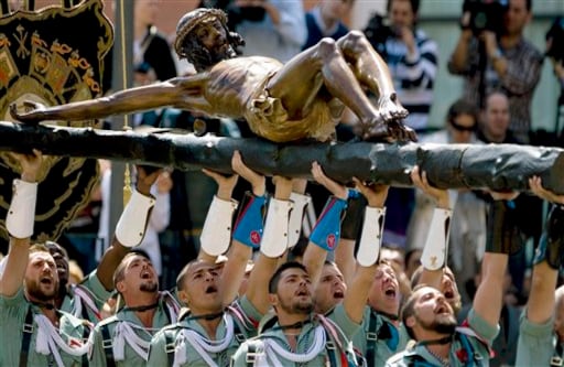 (Málaga, España) Los legionarios de Don Juan III de Austria llevan un Cristo sobre una cruz durante una procesión de Semana Santa de Pascua. (AP Photo/EFE, Jorge Zapata) 