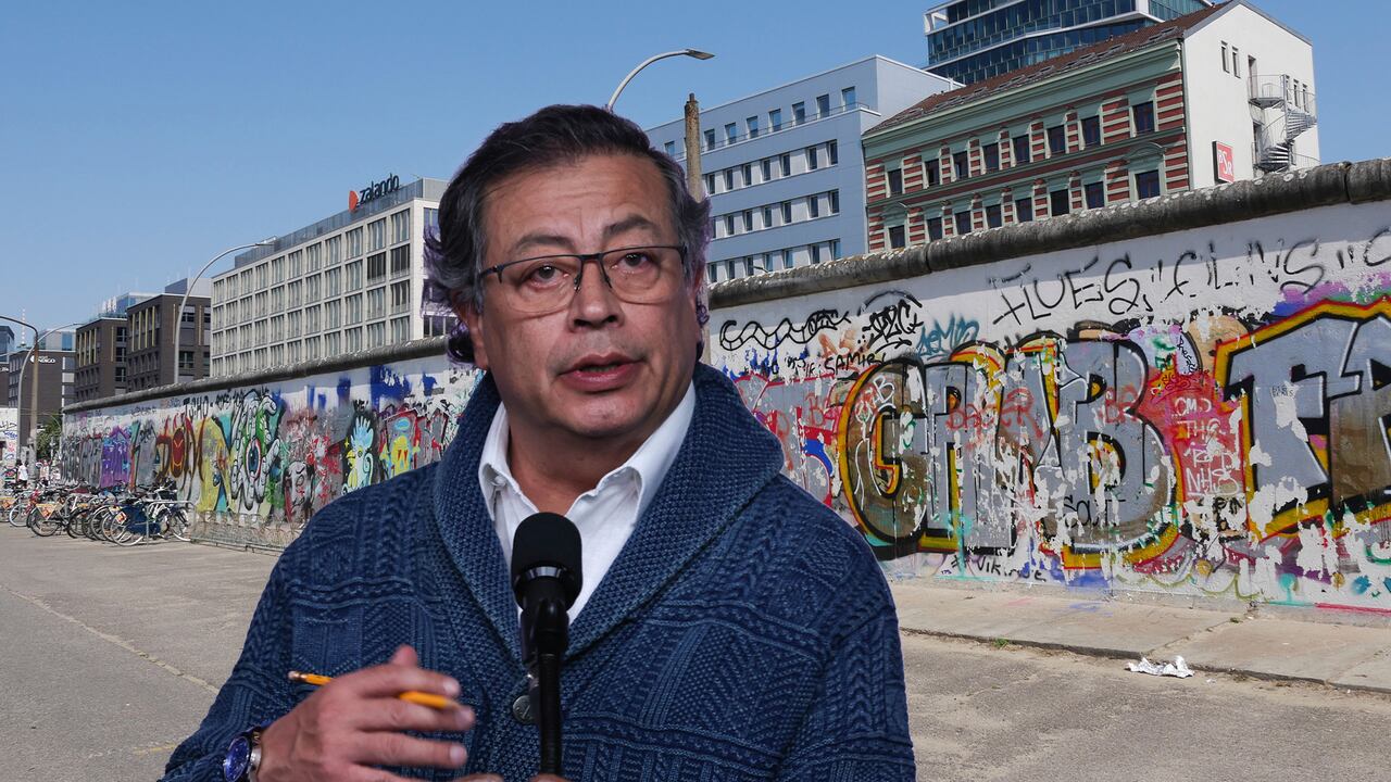 Gustavo Petro, presidente de Colombia. Al fondo, el Muro de Berlín, en Alemania.