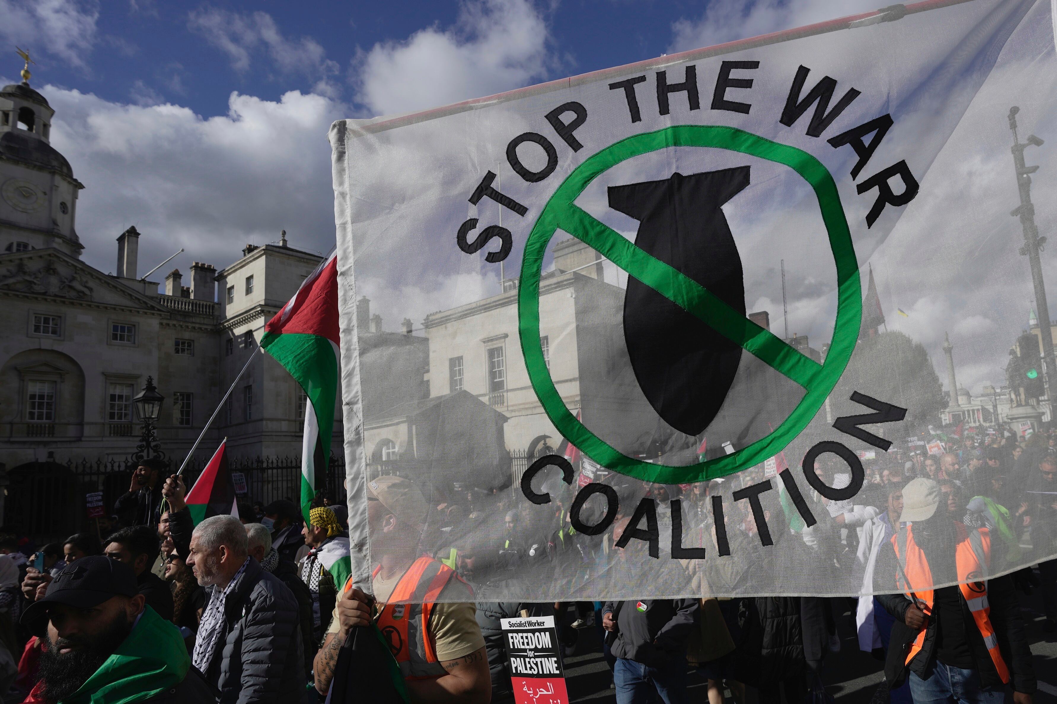 Las calles de Londres se vistieron de la consigna de 'no a la guerra', en masiva protesta pro Palestina este 14 de octubre.