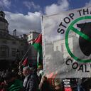 Las calles de Londres se vistieron de la consigna de 'no a la guerra', en masiva protesta pro Palestina este 14 de octubre.