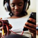 Estos son los riesgos de escuchar música mientras se carga el celular.