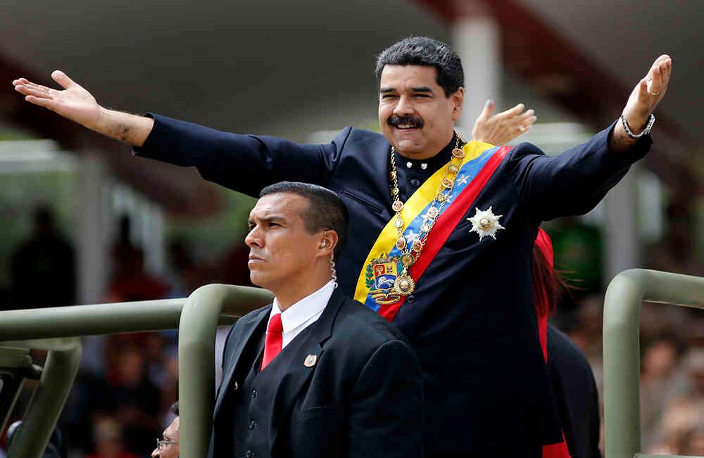 El presidente de Venezuela, Nicolás Maduro, extiende sus brazos para asistir a un desfile militar conmemorativo del Día de la Independencia en Caracas, Venezuela. Venezuela está marcando 206 años de su declaración de independencia de España. (Fotos AP / Ariana Cubillos)