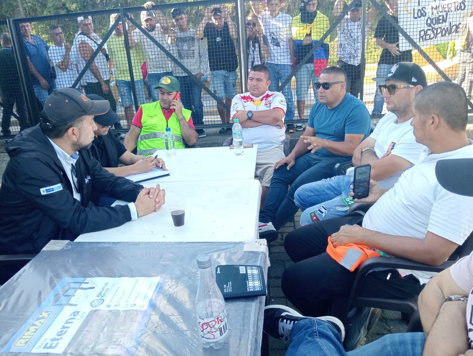 Negociación entre delegados del Invías y comunidades del del sector
Santuario – Caño Alegre (Antioquia) para desbloquear dos peajes.