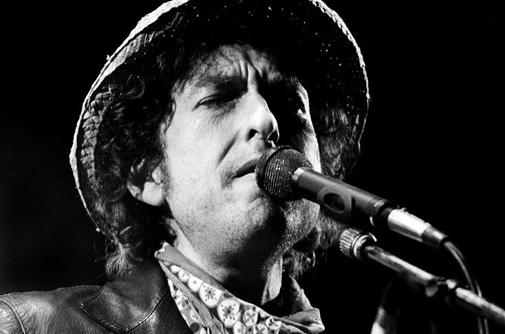 El cantautor estadounidense Bob Dylan, trovador cuya obra influencia desde hace medio siglo el mundo del rock-folk, fue galardonado con el Premio Nobel de Literatura.