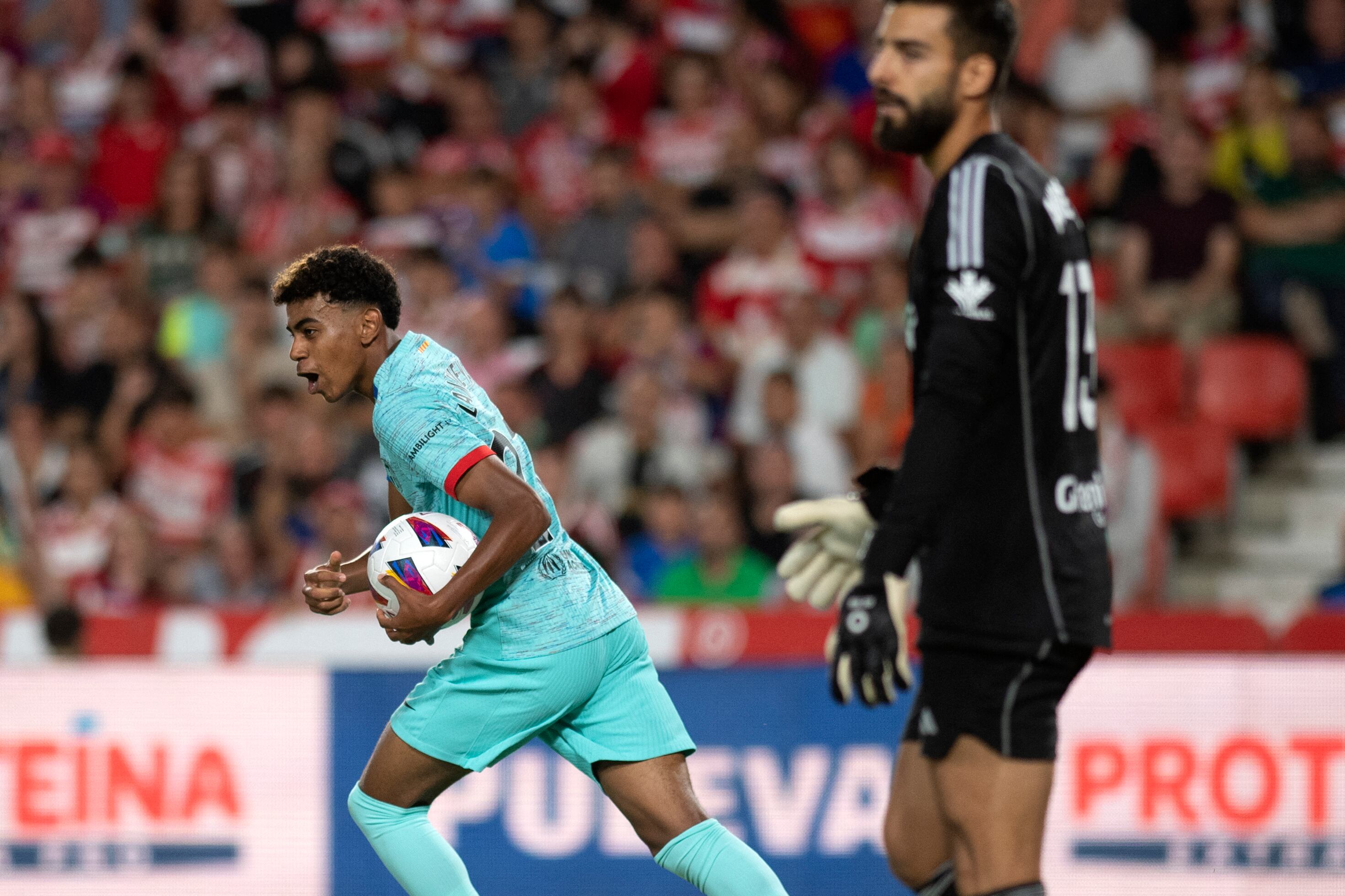 El delantero español del Barcelona #27 Lamine Yamal celebra tras marcar el primer gol de su equipo durante el partido de fútbol de la liga española entre el Granada FC y el FC Barcelona en el Nuevo Estadio de Los Carmenes de Granada el 8 de octubre de 2023. (Foto de JORGE GUERRERO / AFP)