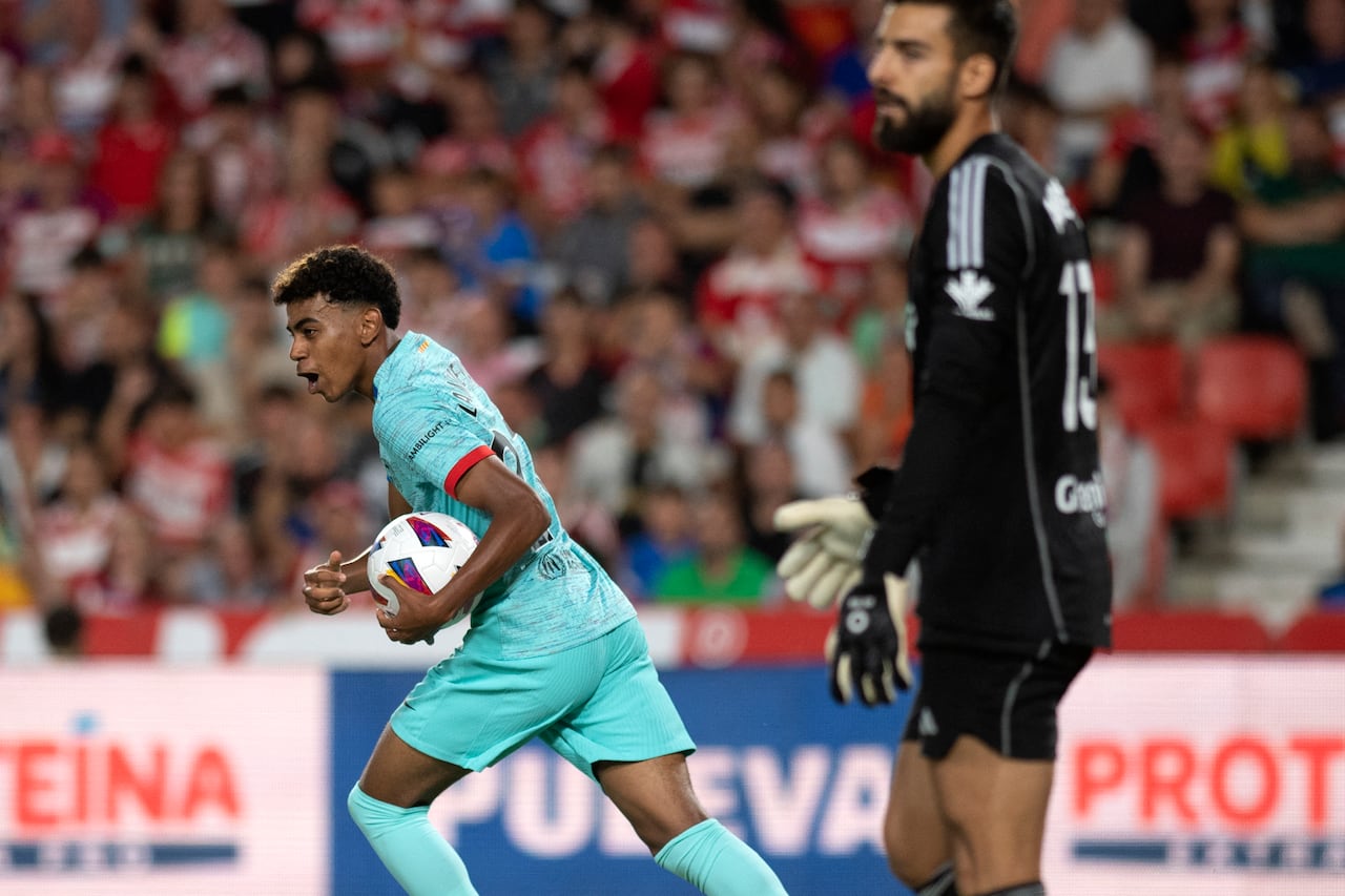 El delantero español del Barcelona #27 Lamine Yamal celebra tras marcar el primer gol de su equipo durante el partido de fútbol de la liga española entre el Granada FC y el FC Barcelona en el Nuevo Estadio de Los Carmenes de Granada el 8 de octubre de 2023. (Foto de JORGE GUERRERO / AFP)
