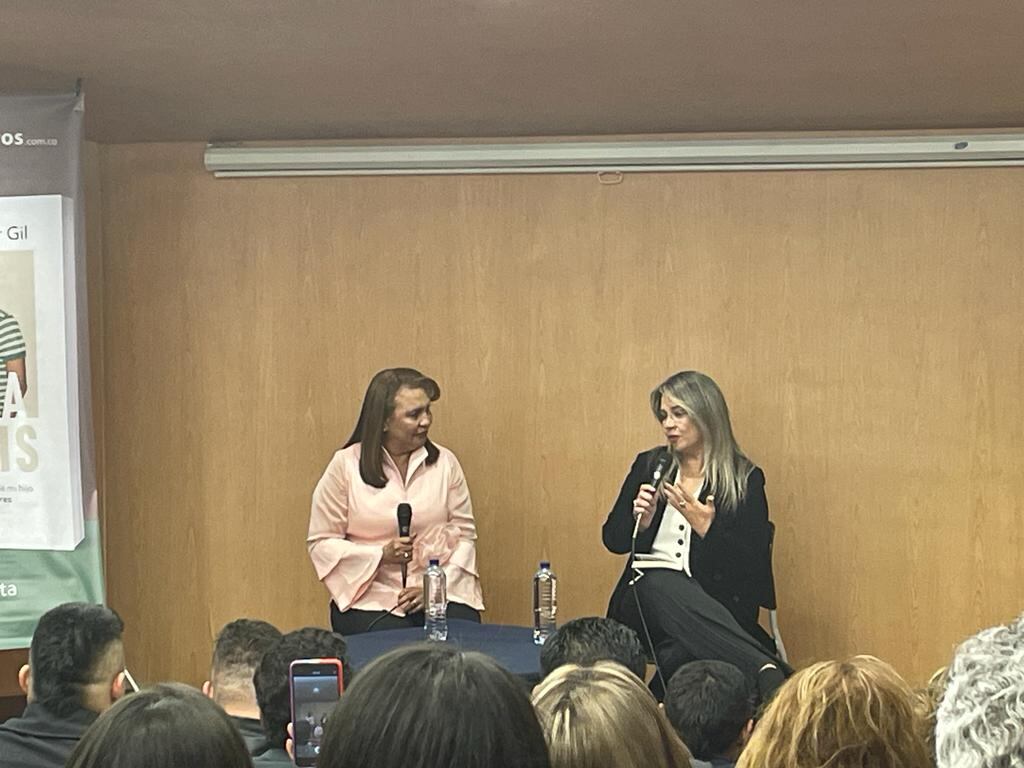 Mi viacrucis fue lanzado por Oneida Escobar, en conversación con Vicky Dávila.