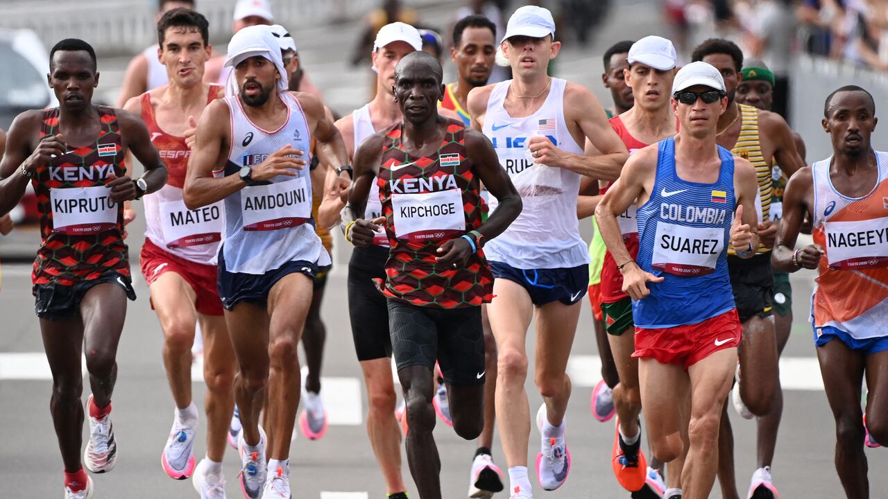 Kenya's Eliud Kipchoge (C) competes in the men's marathon final during the Tokyo 2020 Olympic Games in Sapporo on August 8, 2021. (Photo by Charly TRIBALLEAU / AFP)