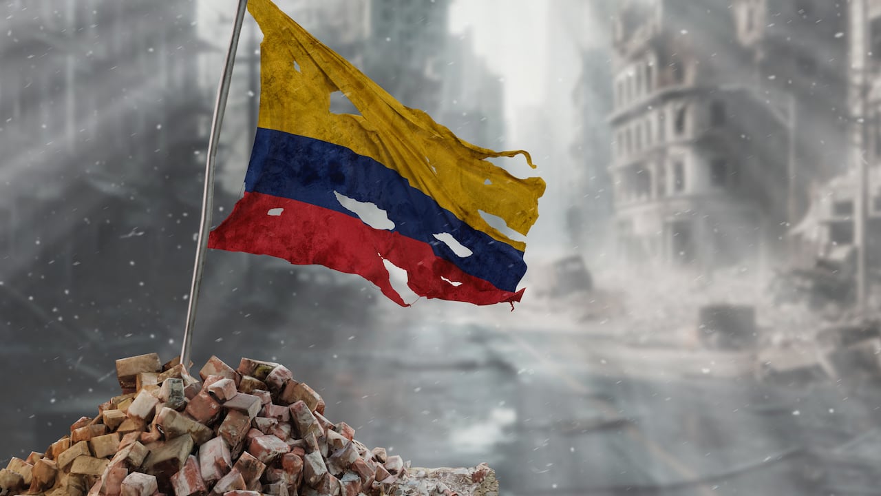 Bandera de Colombia sucia y rota, símbolo en un escenario de guerra y devastación. Representación 3D.
