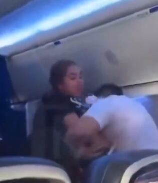 La mujer forcejeó con el personal a bordo durante varios minutos.