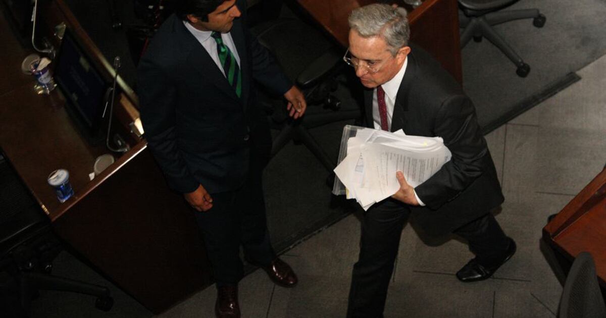 Uribe, a su salida del recinto. Foto: León Darío Peláez / SEMANA