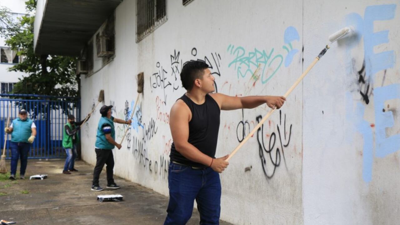 En Bucaramanga, los ciudadanos han pagado sus multas realizando trabajo social en la ciudad.