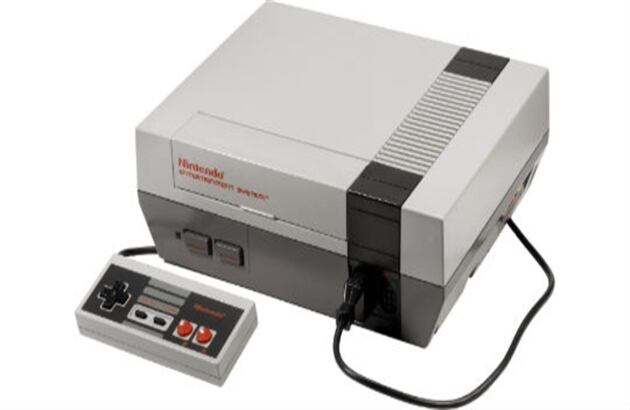 El primer Nintendo apareció en 1983, fue una de las primeras consolas caseras que salieron al mercado.  Su éxito se dio más que todo en Asia y Estados Unidos. 