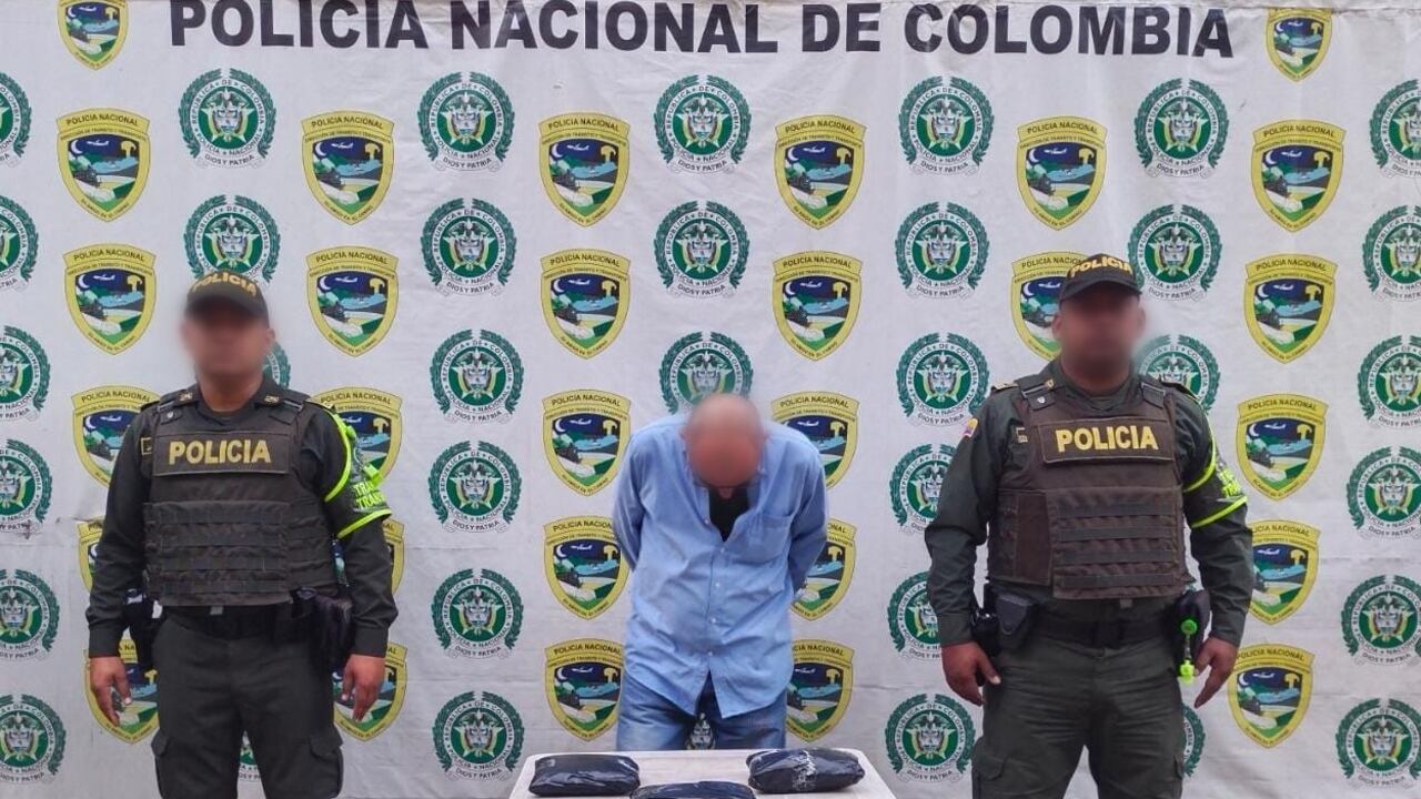 Hombre de 64 años sorprendido transportando base de coca en bus de servicio público.