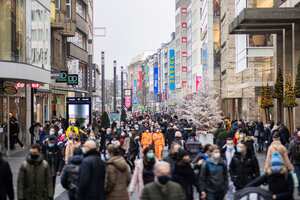 Numerous pedestrians walk through the decorated city centre in Duesseldorf, Germany, Saturday, Dec.12, 2020. The ministry fears a particularly strong run on customers in view of the debate about an imminent lockdown in retail. (Marcel Kusch/dpa via AP)