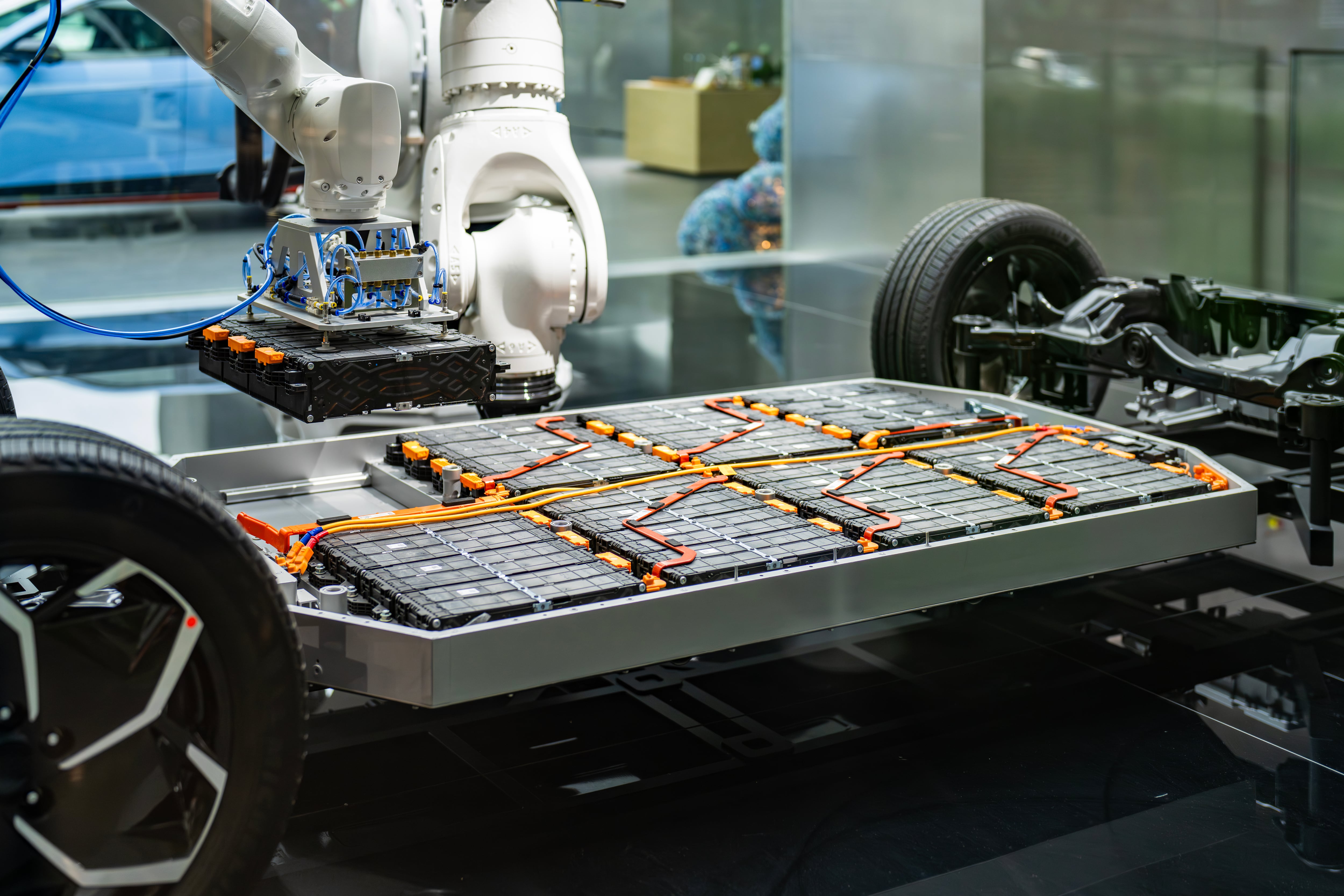 En los carros eléctricos, los paneles de baterías están instaladas en el suelo del vehículos.