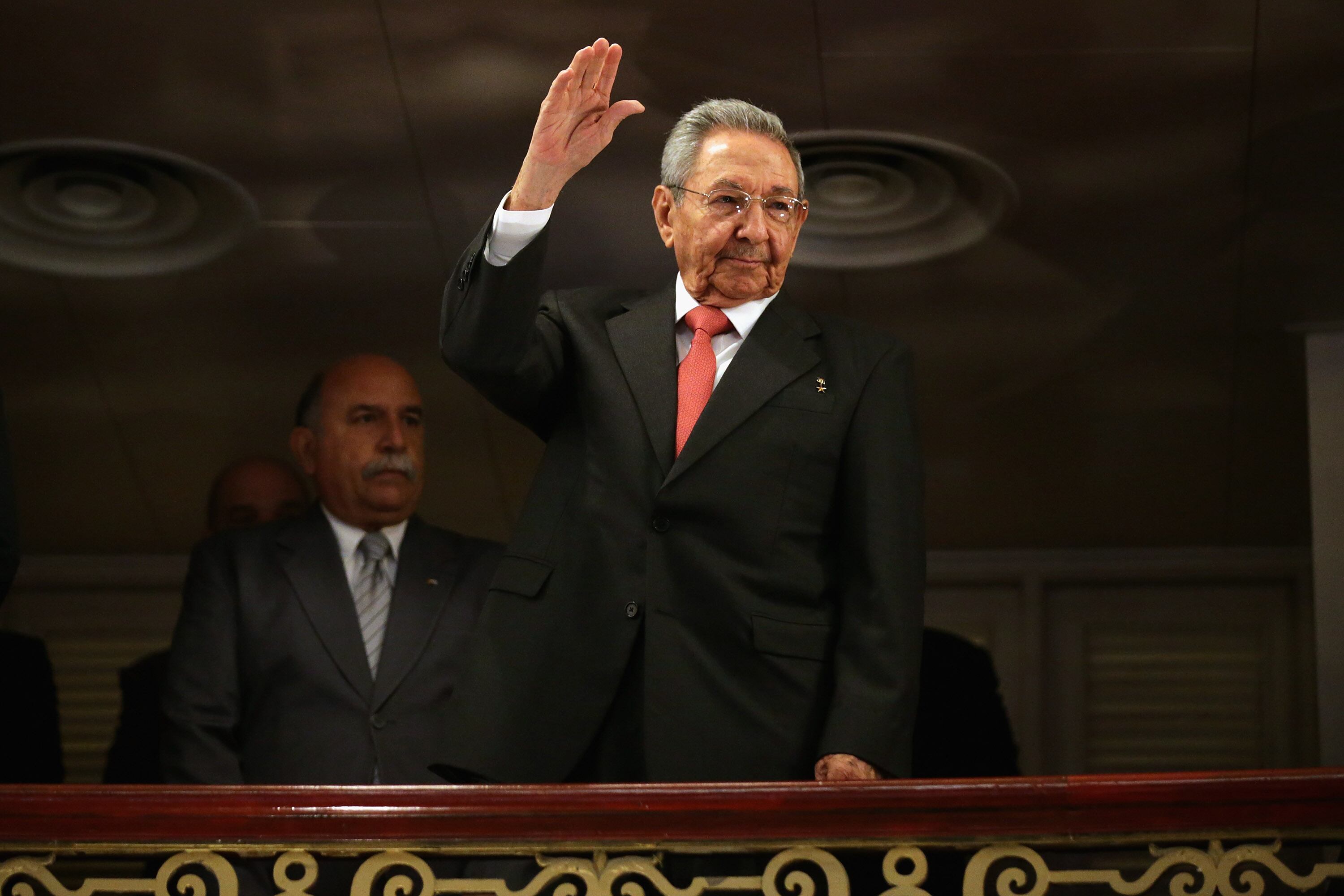 El presidente cubano Raúl Castro (C) saluda aplaudiendo a su llegada al Gran Teatro de La Habana Alicia Alonso para escuchar un discurso del presidente estadounidense Barack Obama en el histórico barrio de La Habana Vieja, el 22 de marzo de 2016 en La Habana, Cuba.
