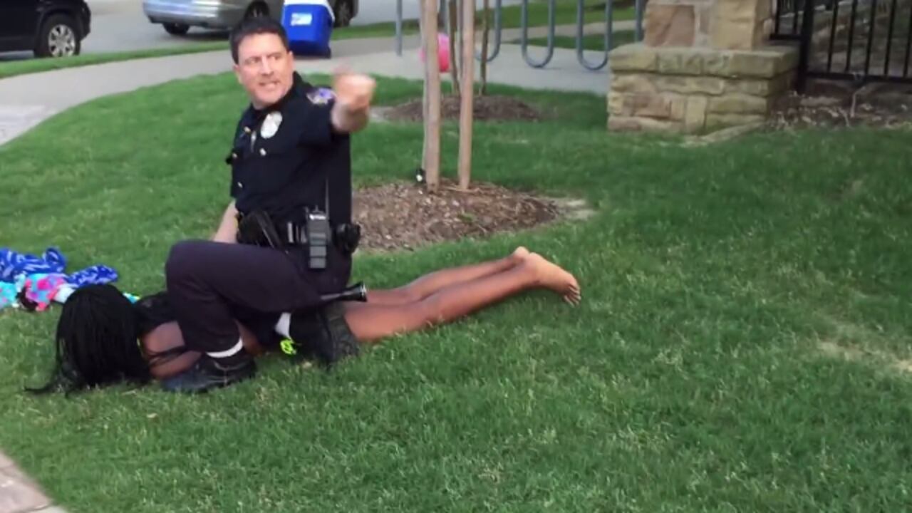 Captura del video en que Eric Casebolt ataca a la niña.