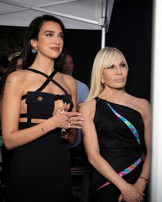 Donatella Versace y Dua Lipa lanzan su colección de verano 'La Vacanza'.