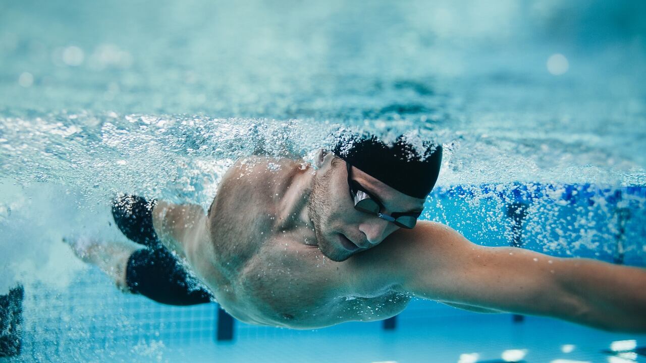 La natación es ideal no solo para la salud física, sino para afrontar temas psicológicos.