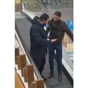 Joven ayuda a un hombre con miedo de utilizar unas escaleras eléctricas