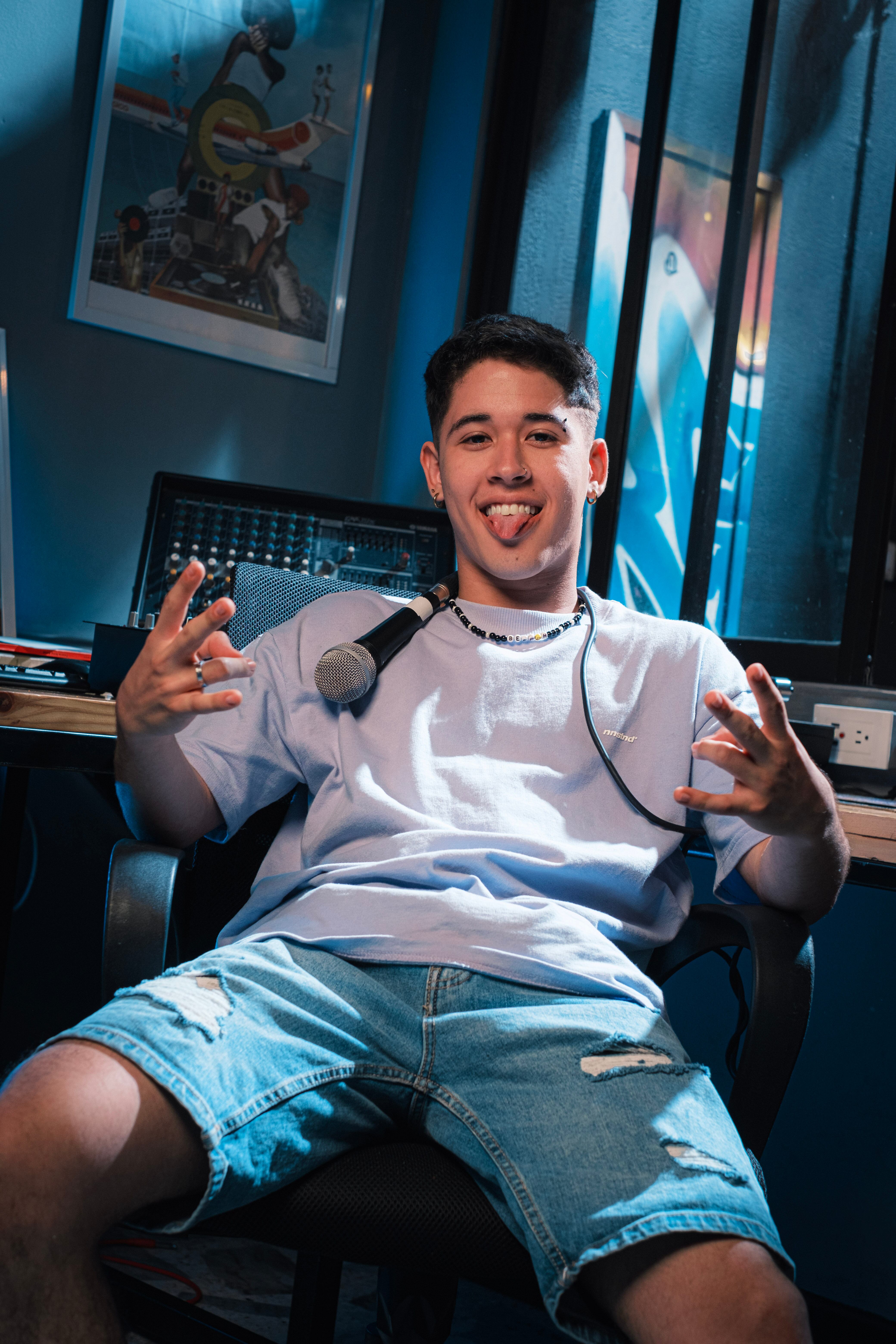 A pesar de su sueño de ser futbolista, el joven se decantó por la música.