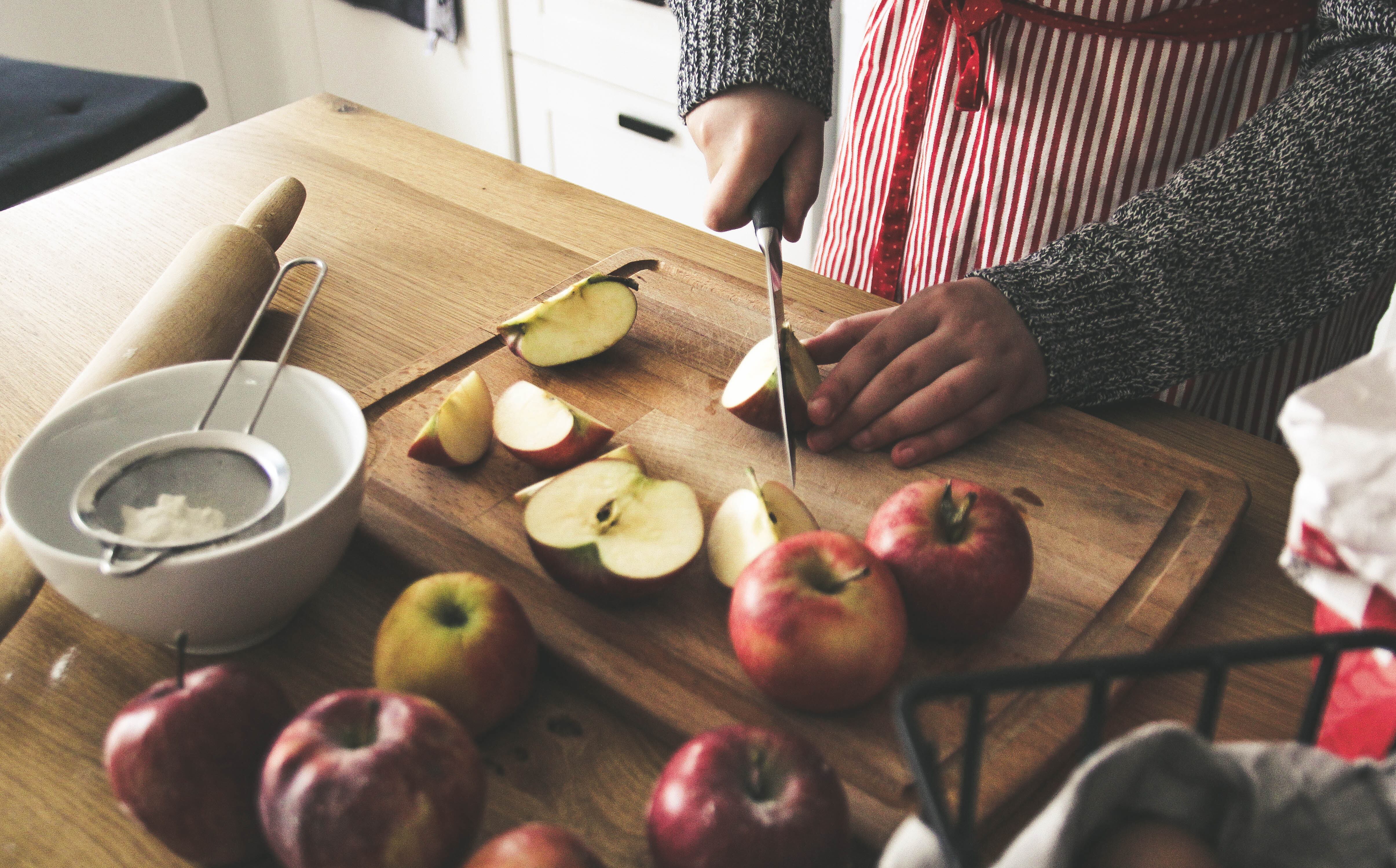 La manzana es una fruta que colabora en regular los niveles de colesterol.