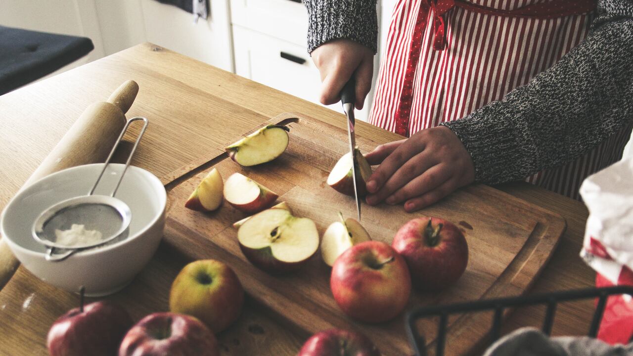 La manzana es una fruta que colabora en regular los niveles de colesterol.