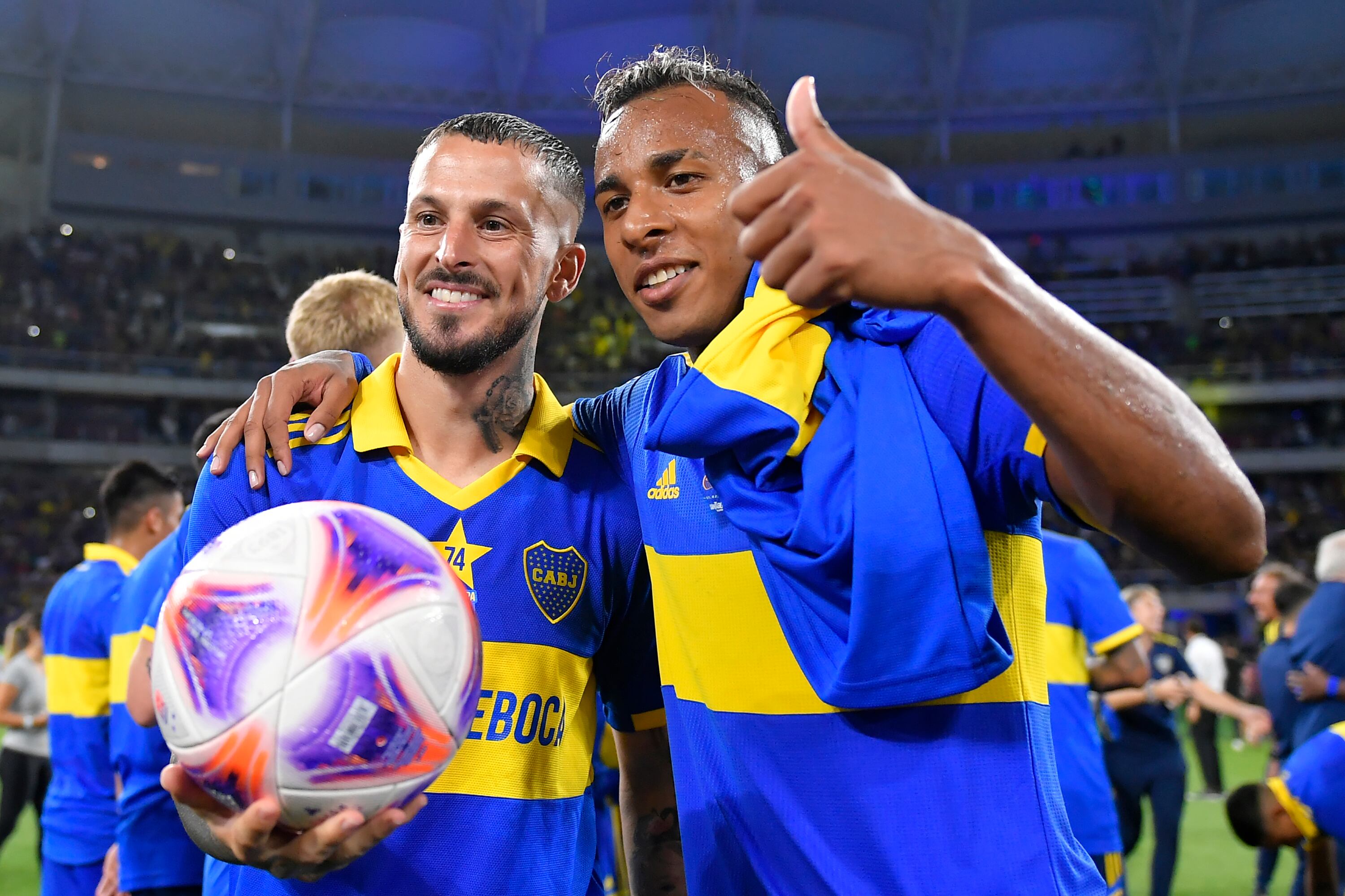 Darío Benedetto y Sebastián Villa celebrando el título de Boca.