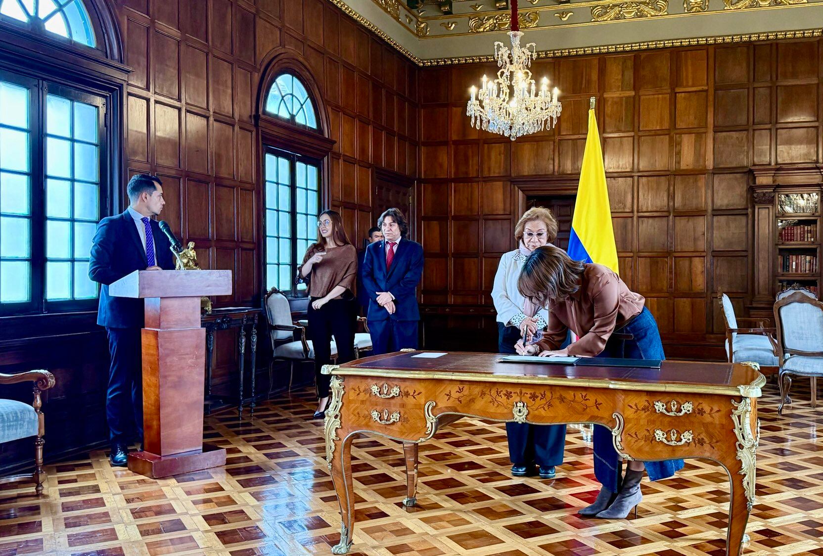 Laura Sarabia durante su posesión como embajadora este martes, 14 de octubre.