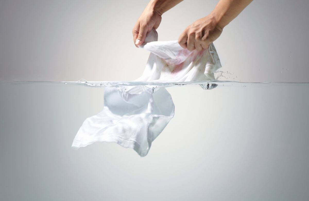 Eliminar manchas con agua oxigenada.